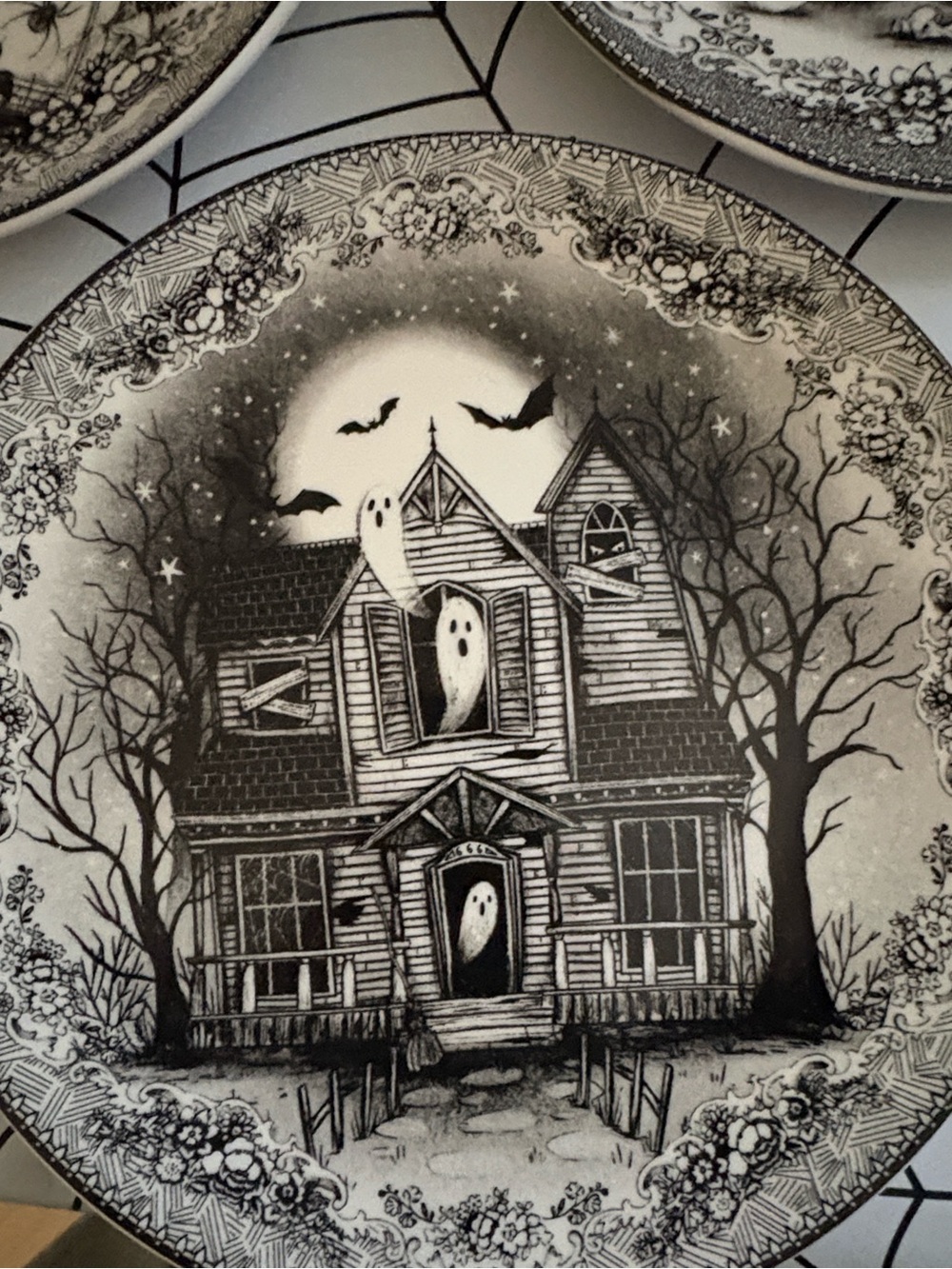 Spooky House Halloween Decorative Plate Set - Eaton Fine Dining - Picture 3 of 7
